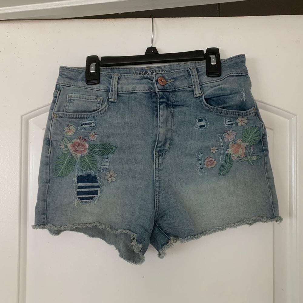 cute blue jean shorts w/ embroidered flowers